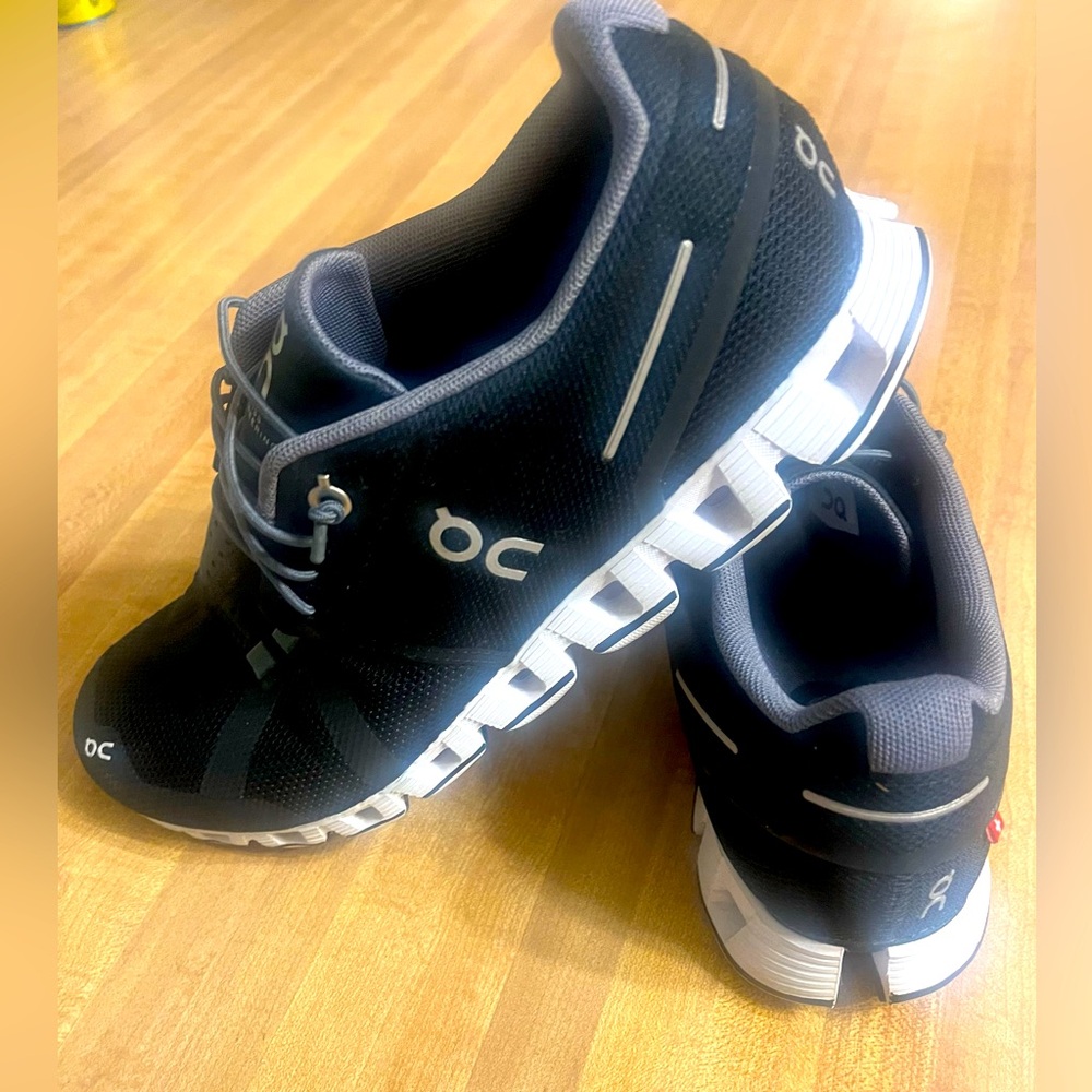 On Running Women's Cloud 5 Shoes size 8.5 Very good condition.